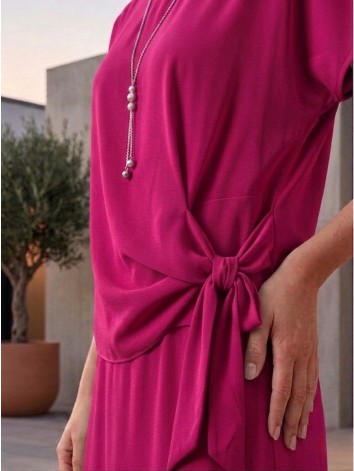 Dámske elegantné cyklamenové spoločenské šaty s ozdobným uzlom a náhrdelníkom