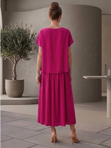 Dámske elegantné cyklamenové spoločenské šaty s ozdobným uzlom a náhrdelníkom