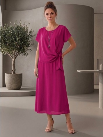 Dámske elegantné cyklamenové spoločenské šaty s ozdobným uzlom a náhrdelníkom