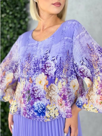 Dámske elegantné midi plisované šaty s kvetovanou potlačou aj pre moletky - fialové