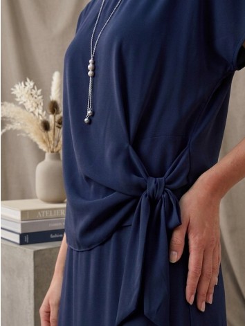 Dámske elegantné tmavomodré spoločenské šaty s ozdobným uzlom a náhrdelníkom