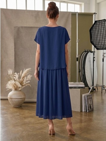 Dámske elegantné tmavomodré spoločenské šaty s ozdobným uzlom a náhrdelníkom