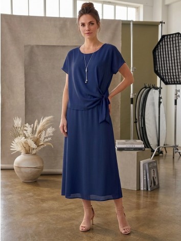 Dámske elegantné tmavomodré spoločenské šaty s ozdobným uzlom a náhrdelníkom