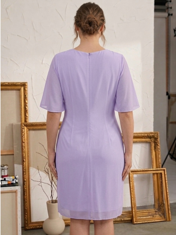 Dámske fialové spoločenské šaty pre moletky so zlatou brošňou