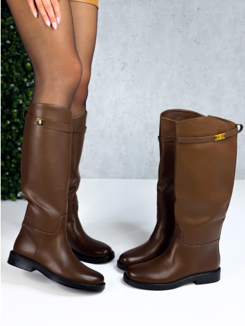 Dámske hnedé čižmy v jazdeckom štýle na nízkom opätku so zlatou ozdobou
