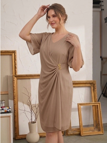 Dámske hnedé spoločenské šaty pre moletky so zlatou brošňou