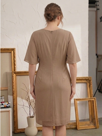 Dámske hnedé spoločenské šaty pre moletky so zlatou brošňou