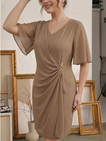 Dámske hnedé spoločenské šaty pre moletky so zlatou brošňou