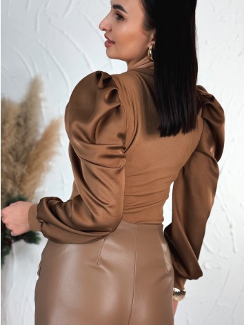 Dámske hnedé tričko so saténovými nazberanými rukávmi