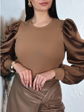 Dámske hnedé tričko so saténovými nazberanými rukávmi