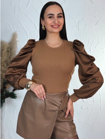 Dámske hnedé tričko so saténovými nazberanými rukávmi