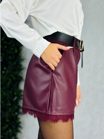 Dámske koženkové kraťasy s opaskom a čipkou - bordové