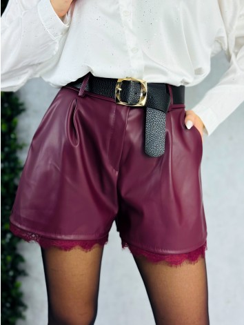 Dámske koženkové kraťasy s opaskom a čipkou - bordové