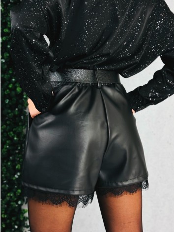 Dámske koženkové kraťasy s opaskom a čipkou - čierne