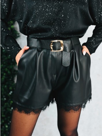 Dámske koženkové kraťasy s opaskom a čipkou - čierne