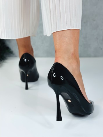 Dámske lakované čierne lodičky s leopradou stielkou