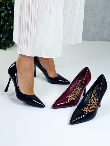 Dámske lakované čierne lodičky s leopradou stielkou