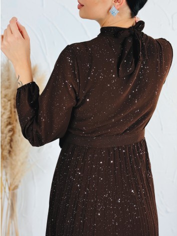Dámske midi trblietavé šaty s opaskom - hnedé