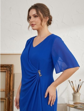 Dámske modré spoločenské šaty pre moletky so zlatou brošňou