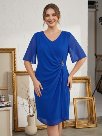 Dámske modré spoločenské šaty pre moletky so zlatou brošňou