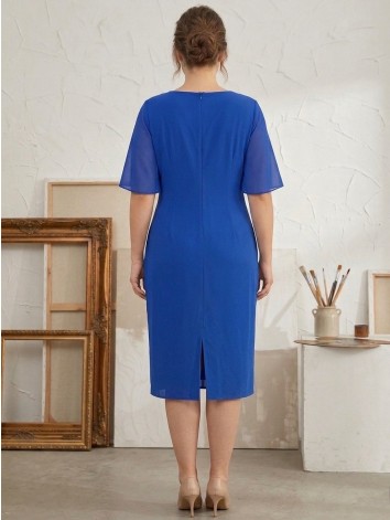 Dámske modré spoločenské šaty pre moletky so zlatou brošňou