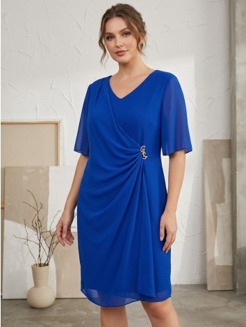 Dámske modré spoločenské šaty pre moletky so zlatou brošňou