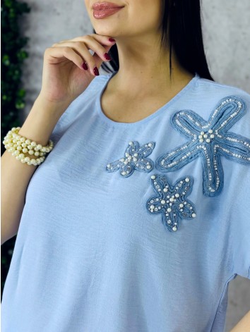 Dámske modré tričko s kvetovanou aplikáciou a perlami