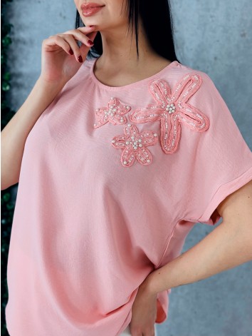 Dámske ružové tričko s kvetovanou aplikáciou a perlami