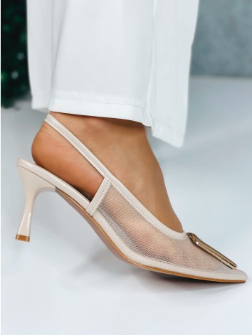 Dámske sandále na nízkom opätku so zlatou sponou - béžové