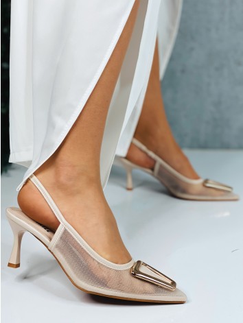 Dámske sandále na nízkom opätku so zlatou sponou - béžové