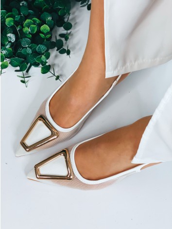 Dámske sandále na nízkom opätku so zlatou sponou - biele