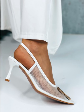 Dámske sandále na nízkom opätku so zlatou sponou - biele