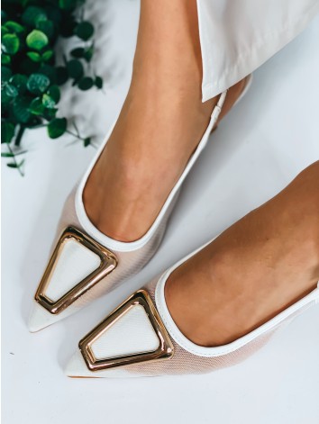 Dámske sandále na nízkom opätku so zlatou sponou - biele
