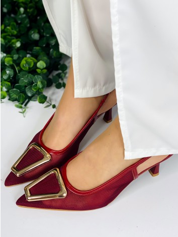 Dámske sandále na nízkom opätku so zlatou sponou - bordové