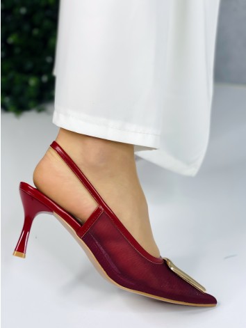 Dámske sandále na nízkom opätku so zlatou sponou - bordové