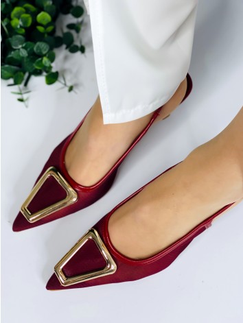 Dámske sandále na nízkom opätku so zlatou sponou - bordové