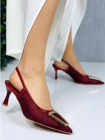 Dámske sandále na nízkom opätku so zlatou sponou - bordové