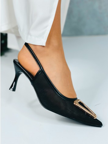 Dámske sandále na nízkom opätku so zlatou sponou - čierne