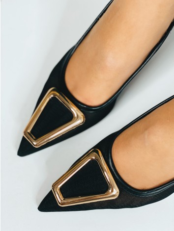 Dámske sandále na nízkom opätku so zlatou sponou - čierne
