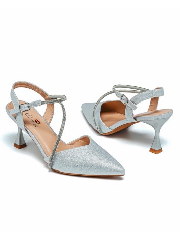 Dámske strieborné sandále na nízkom opätku s kamienkami