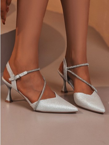 Dámske strieborné sandále na nízkom opätku s kamienkami