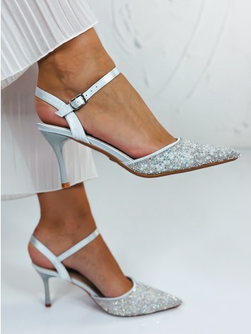 Dámske strieborné sandále s kamienkami na nízkom opätku