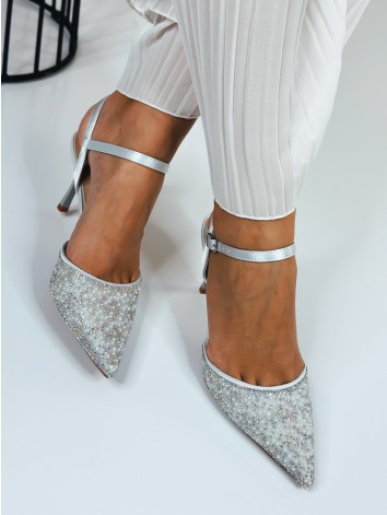 Dámske strieborné sandále s kamienkami na nízkom opätku