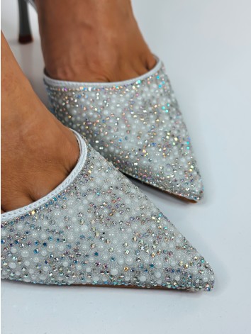 Dámske strieborné sandále s kamienkami na nízkom opätku