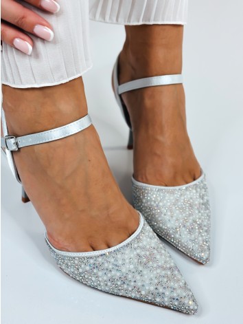 Dámske strieborné sandále s kamienkami na nízkom opätku