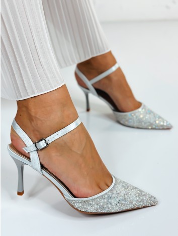 Dámske strieborné sandále s kamienkami na nízkom opätku