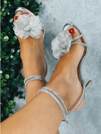 Dámske strieborné sandále s kvetom a kamienkami