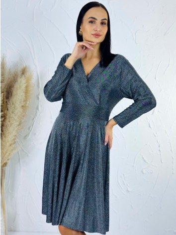 Dámske strieborné trblietavé šaty s véčkovým výstrihom aj pre moletky