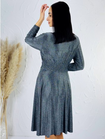 Dámske strieborné trblietavé šaty s véčkovým výstrihom aj pre moletky