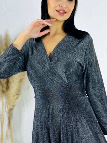 Dámske strieborné trblietavé šaty s véčkovým výstrihom aj pre moletky